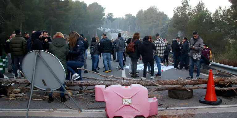 Un centenar de funcionaris bloquegen els accessos a diverses presons catalanes