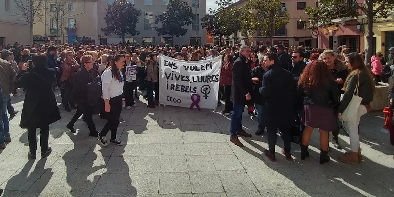 650 persones reivindiquen el paper essencial de la dona a la lectura del manifest del 8M