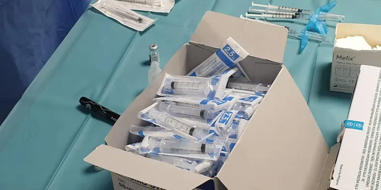 El Pius Hospital, centre de vacunació del grup de professionals prioritzats de l’Alt Camp i Conca de Barberà