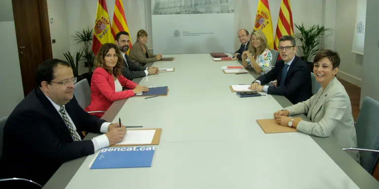La taula de diàleg pacta "posar fi a la judicialització de la política" i fer reformes "dins l'ordenament vigent"