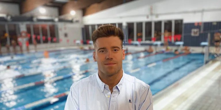 Ángel Carballo visita COPE Utrera para hablar del futuro del Club Natación Utrera