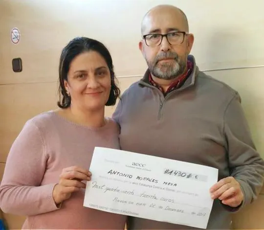 El taxista Antonio Morales fa entrega de 1430 a l'AECC de la recaptació solidària del número 08397