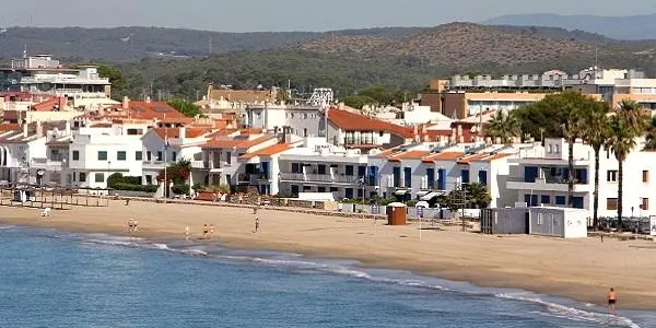 Les classes de ioga, pilates, i txí-kung tornen a la platja d’Altafulla aquest estiu