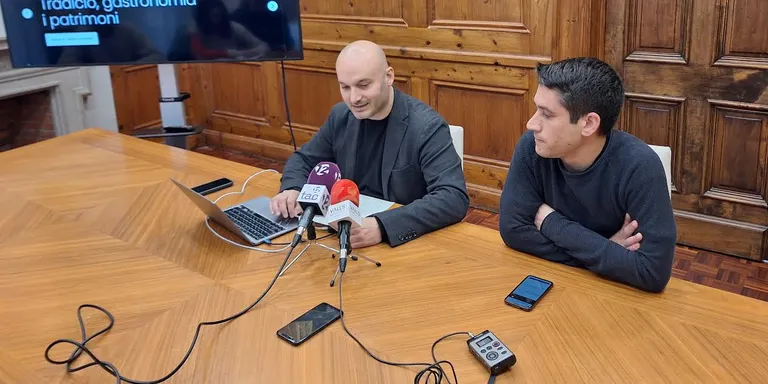 Valls estrena el nou portal web de Turisme