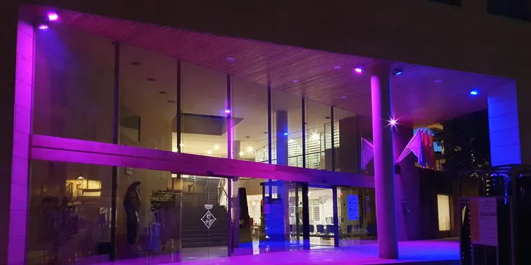 L'Ajuntament de Caldes il·lumina la façana de blau i rosa en suport a les famílies que han patit casos de mort perinatal
