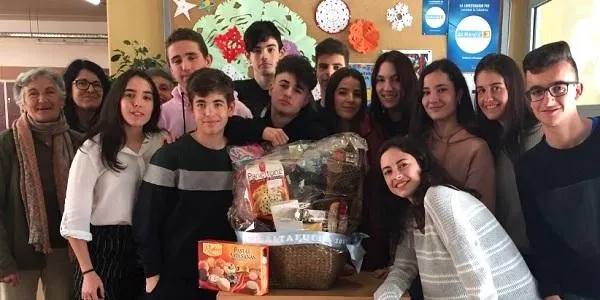 Els alumnes de 4t d’ESO de l’Institut donen la panera de Nadal a Càritas després que ningú n’hagi reclamat el premi