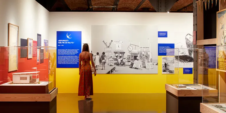 Darrers dies per visitar l’exposició ‘Obert per vacances’, una reflexió sobre el turisme a Catalunya