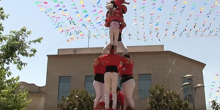 Els Els Castellers de Rubí carreguen un 3d6 amb agulla en una diada complicada pels locals