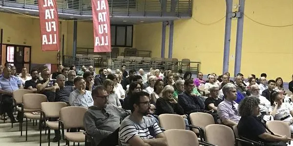 Un centenar de voluntaris assisteixen a la formació específica del Triatló a la Violeta