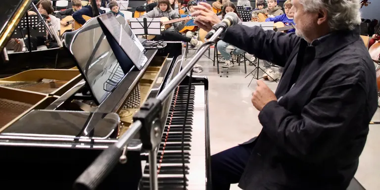 El pianista Manel Camp recupera músiques populars de pobles rurals del Bages i les adapta al llenguatge modern