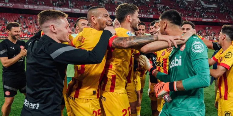 El Girona guanya al Sánchez-Pizjuán i sentencia la permanència (0-2)