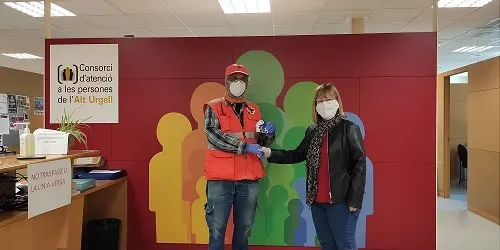 Creu Roja lliura les primeres 15 targetes per a famílies en situació delicada a l'Alt Urgell