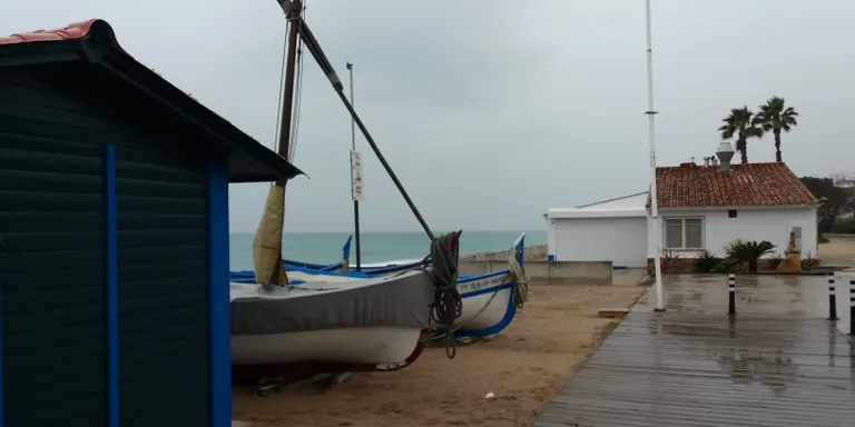 La neu arriba a Pineda però s'ha anat convertint en pluja