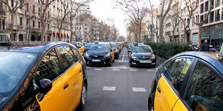 Centenars de taxistes ocupen la Gran Via de Barcelona en una protesta contra les plataformes de VTC
