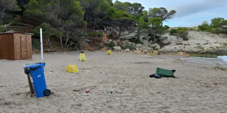 Causen desperfectes en el mobiliari urbà de la platja del Canyadell
