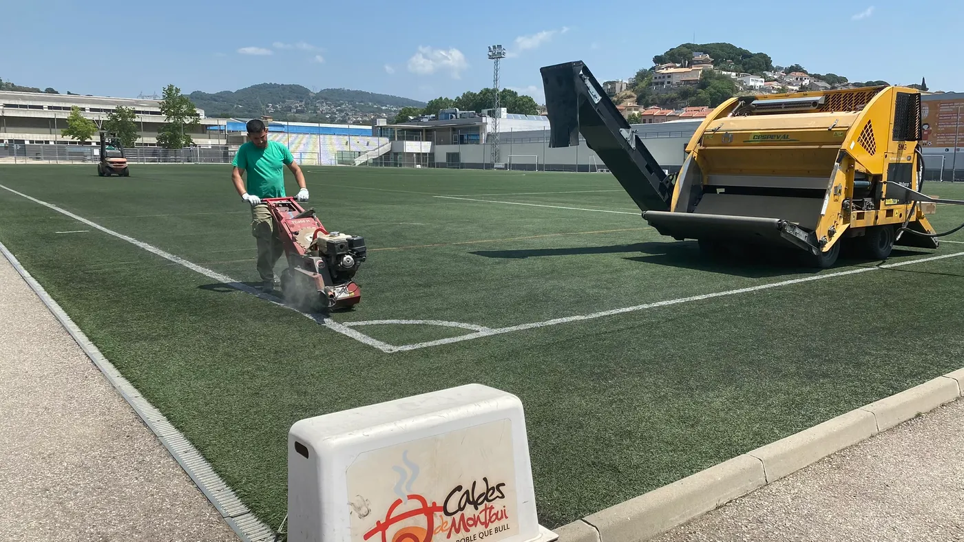 En marxa els treballs de substitució de la gespa artificial del camp de futbol