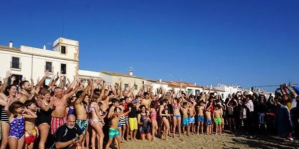 El 1r Bany de l’Any aplega mig miler de persones a la platja d’Altafulla