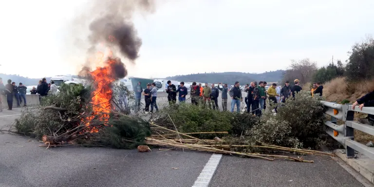 Milers de pagesos protesten aquest dimarts amb talls de carreteres i marxes lentes arreu del país