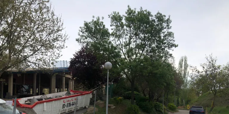 Tallen l'accés nord al Parc de l'Hort del Bisbe per millorar l'estacionament a la zona sud del futur tanatori