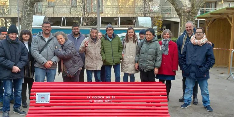 El passeig Joan Brudieu de la Seu compta amb el primer 'Banc Vermell' de l'Alt Urgell