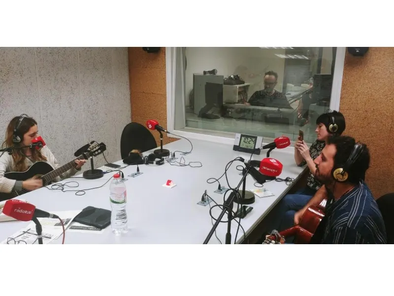 Alba Luz i els cantautors Paula Rubio i Luis G Lucas actuant en directe al programa 500
