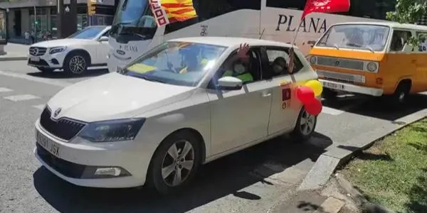 Mig centenar de treballadors de Correus es mobilitzen per denunciar el desballestament de l’empresa