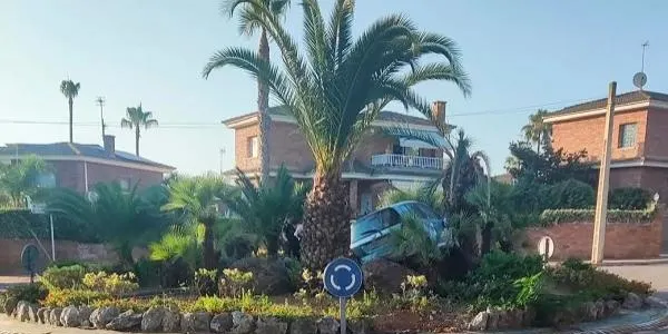 Un conductor protagonitza un aparatós accident a Roda de Berà en acabar amb el seu vehicle sobre la lloma d’una rotonda