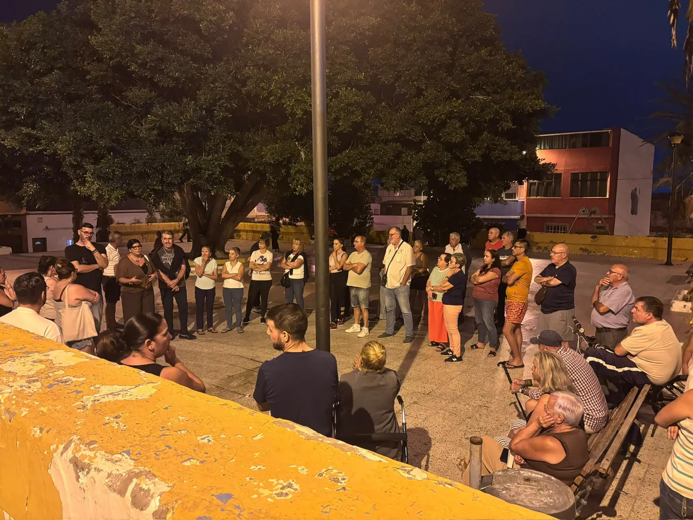 Vecinos de Ojos de Garza durante la reunión de presentación de la nueva Asociación Vecinal celebrada este jueves, con la participación de representantes municipales.