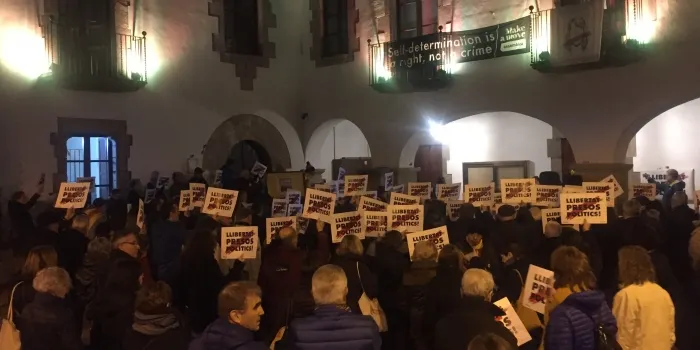 La plaça de l'Ajuntament s'omple per rebutjar l'inici del judici del procés