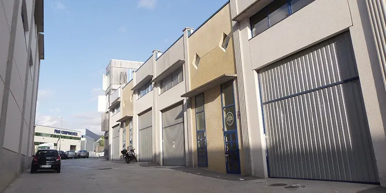 Dues naus del polígon Molí de la Bastida, clausurades per possible perill d'enfonsament