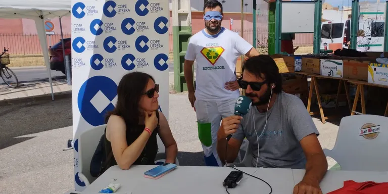 COPE Utrera (98.1 FM) y Ecoembes llevan la radio al mercadillo de Utrera