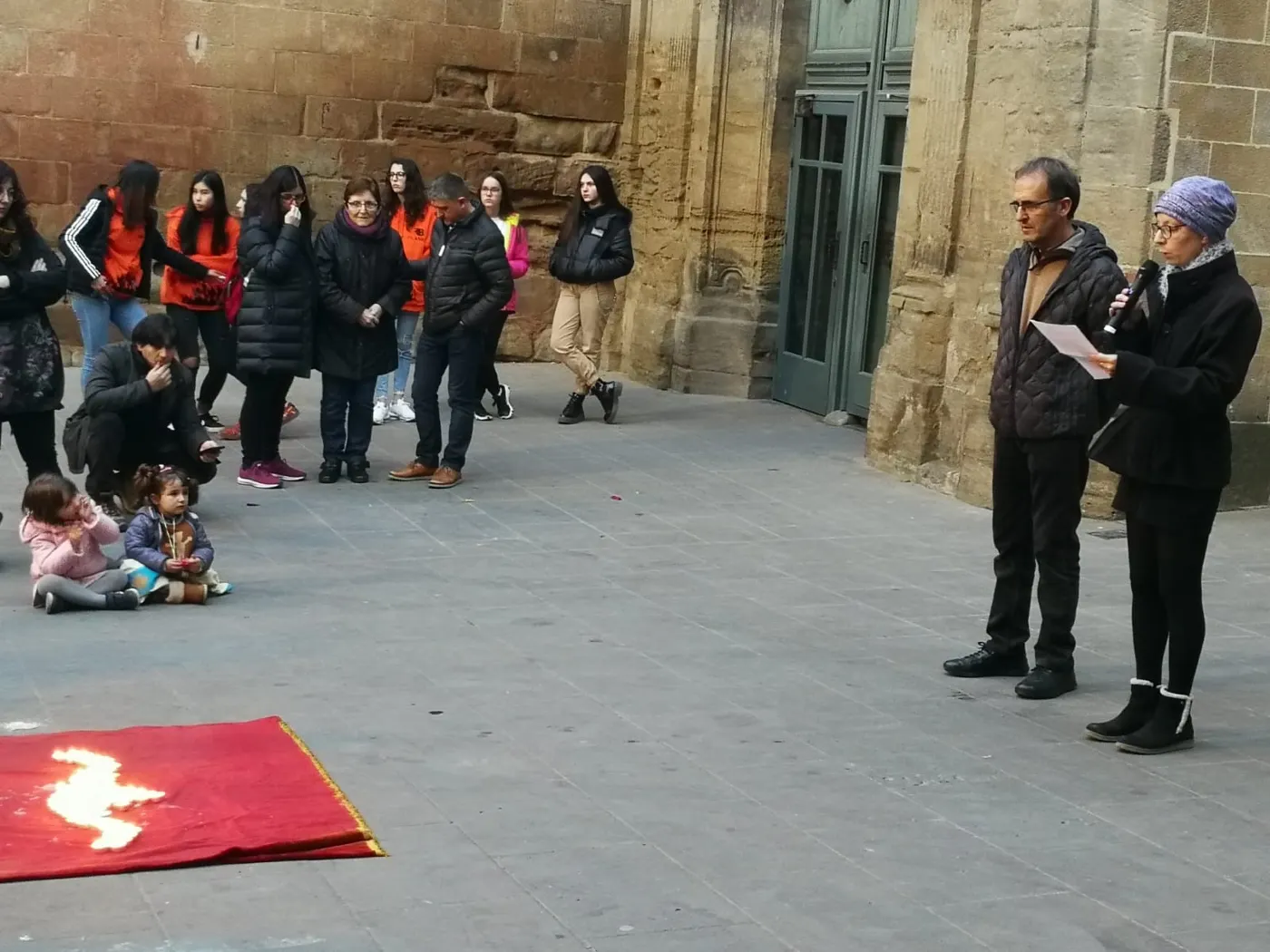Desenes de persones participen a la convocatòria de Fènix del Dia Mundial Contra el Càncer a Solsona