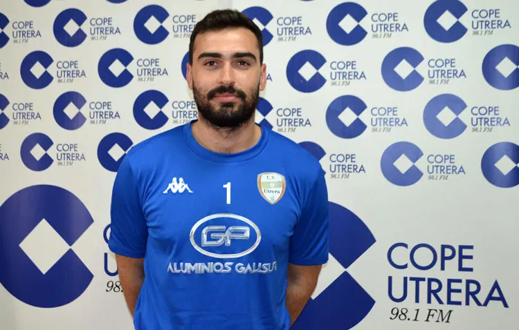 Sergio Bruque celebra con los oyentes de COPE Utrera (98.1 FM) el ascenso a Superliga 2