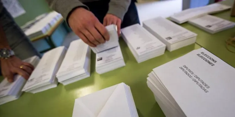 La constitució de les meses electorals al Morell, un autèntic maldecap