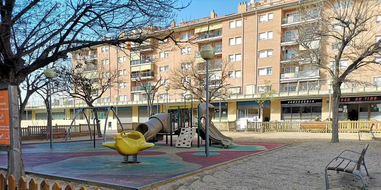 Millores al parc infantil de la plaça Carlos Trias