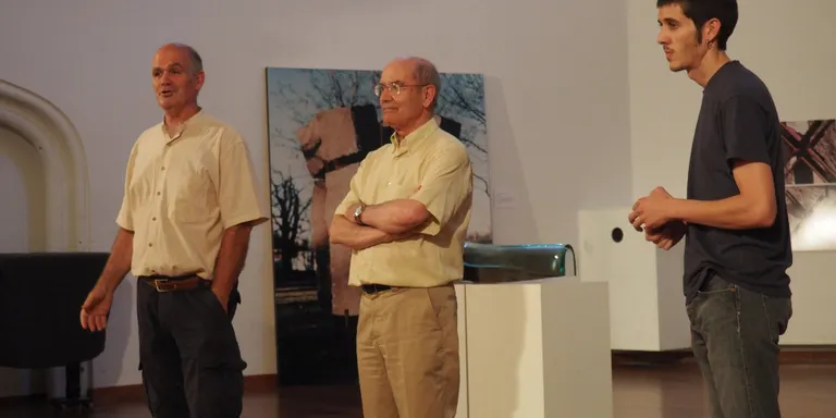L'exposició '2 camins+1' uneix escultura, fotografia i música