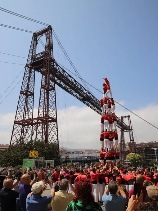 Dos 4de8 de la Colla Joves al viatge al País Basc