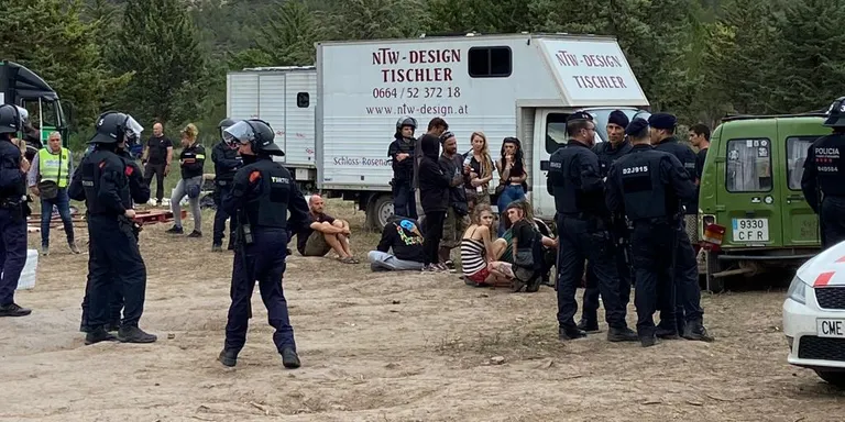 Els Mossos desallotgen la rave il·legal d'Ivars de Noguera