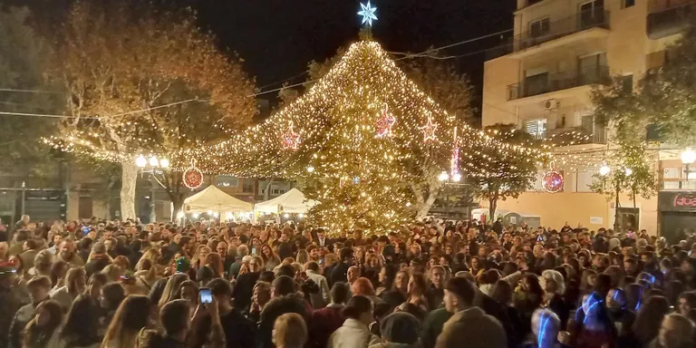 La placeta s'omple per donar la benvinguda al nou any