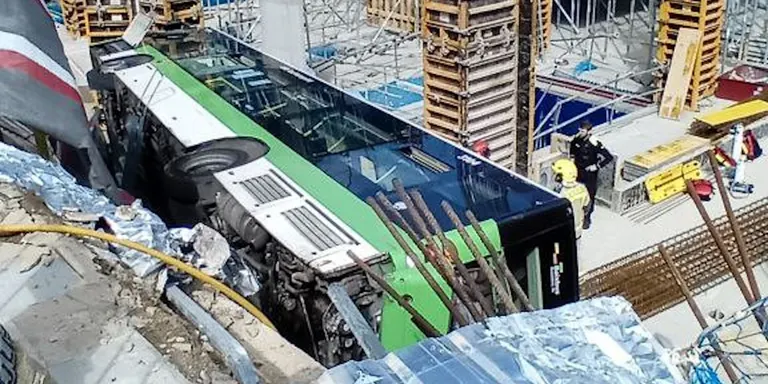 14 ferits en caure un autobús en unes obres entre Cornellà i Esplugues