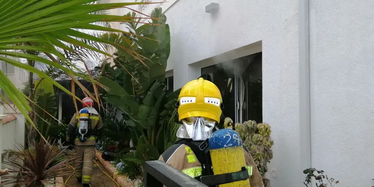 Els Bombers apaguen un incendi en un magatzem annex a una casa al Passeig Marítim de Cambrils