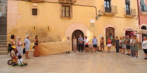 Una trentena de persones rebutgen la violència masclista en una concentració convocada per Alternativa Altafulla