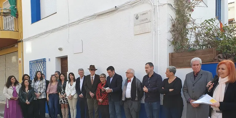 Pineda homenatja Joan Coromines i es col.loca una placa commemorativa a la casa on va viure