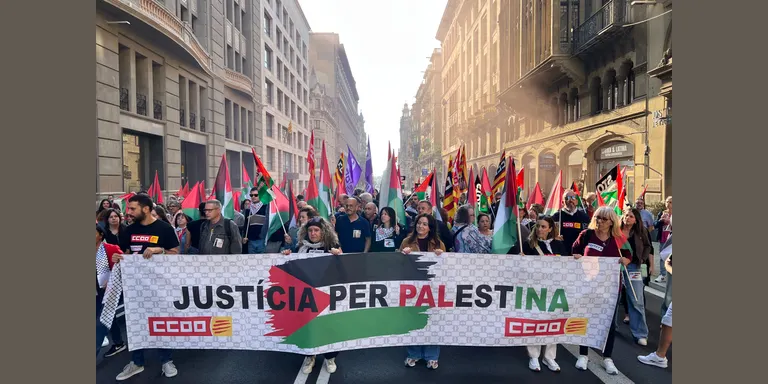 CCOO i UGT congreguen centenars de persones al centre de Barcelona en la vaga parcial a favor de Palestina