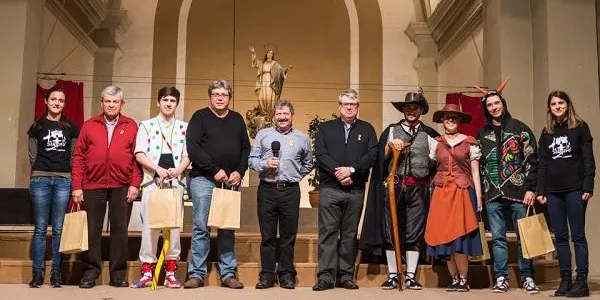 Desenes d’espectadors gaudeixen de la 1a Mostra de Balls Parlats de la Catalunya Nova de dissabte a Salomó