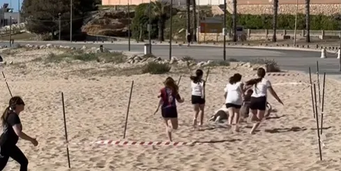 Uns 400 alumnes participen en les jornades esportives a la platja de la Paella