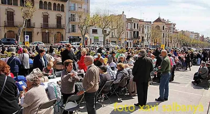 La trobada de Puntaires es va fer ahir davant del Calisay ( Foto: Xavi Salbanyà )