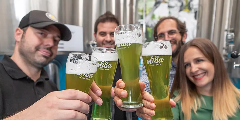 Neix al Pallars Jussà la primera cervesa verda d'oliva del món