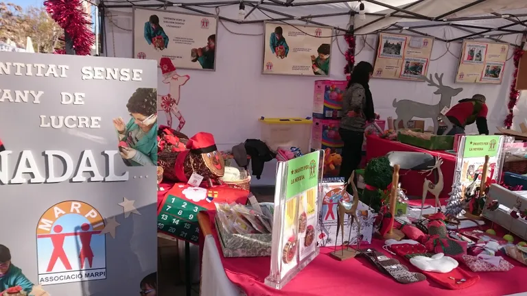 Pineda dóna la benvinguda a les Festes amb l'encesa de llums i la Fira de Nadal