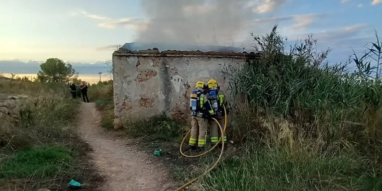 Un incendi afecta una barraca agrícola a Torredembarra